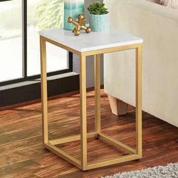 חולצה לבנה עם מסגרת זהב השולחן, השולחן מספק מרווח שטח פתוח להצגת מסגרות רהיטים